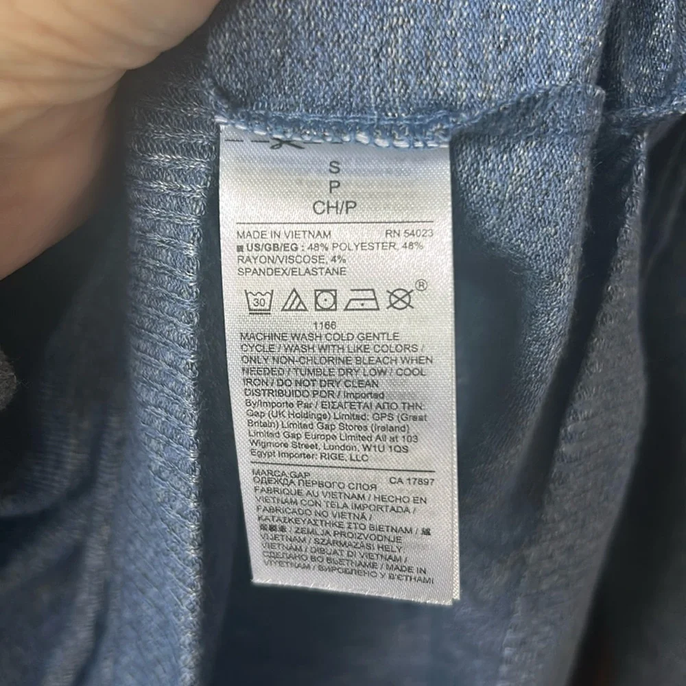 Ladies Gap Lightweight Sweater